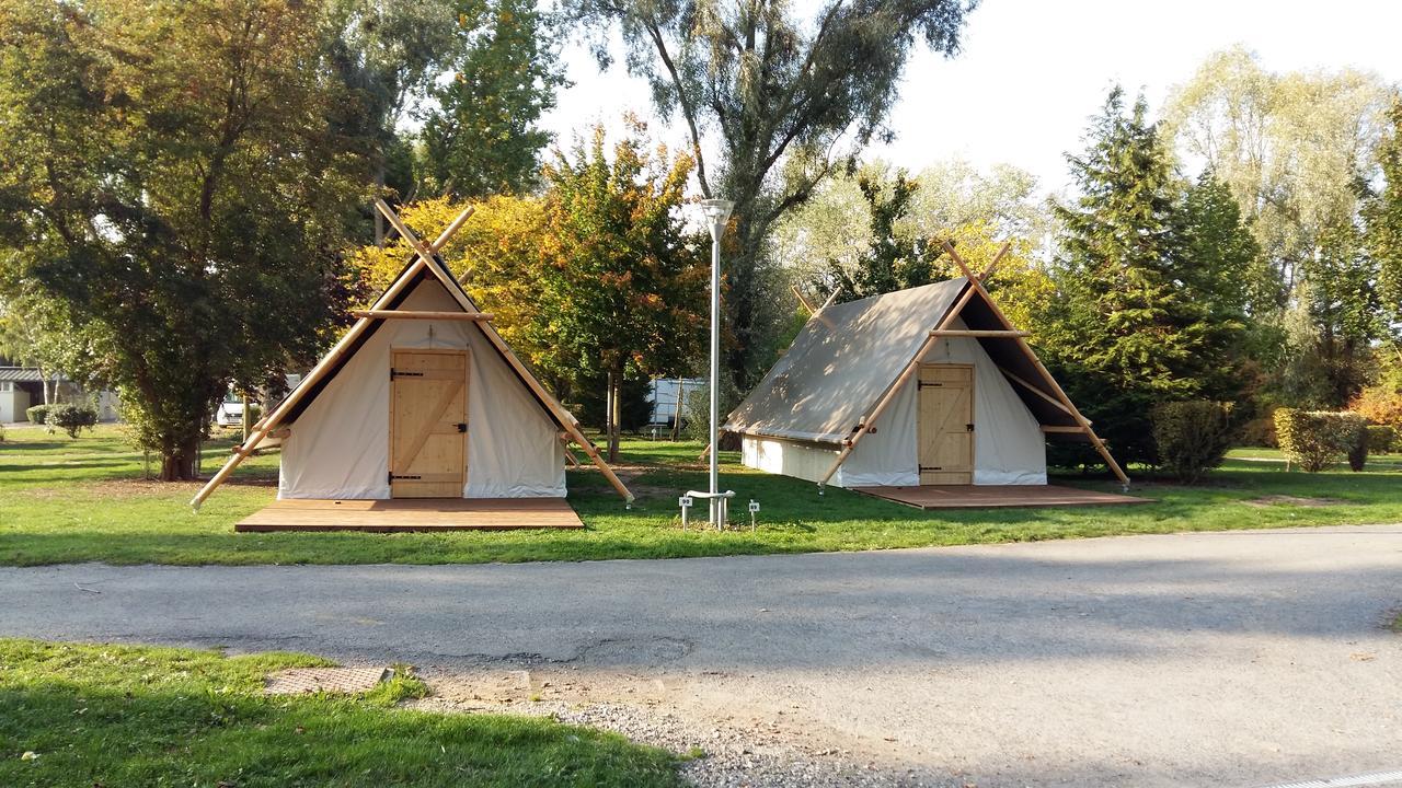 Camping Du Port De Plaisance بيرون المظهر الخارجي الصورة